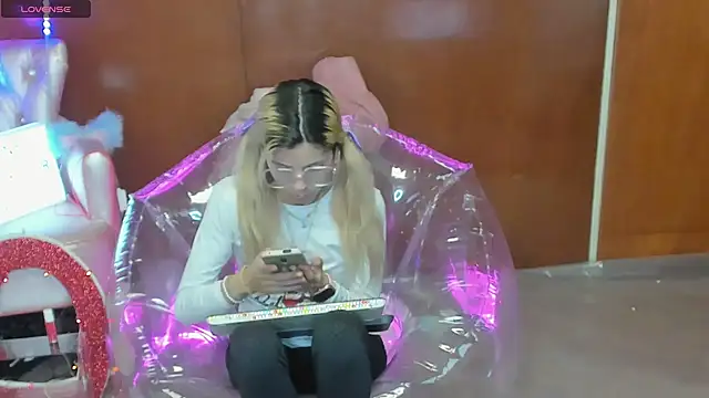 Snapshot of Skinygirl chatting on 03/21/26, 10:24 Skinygirl online show from 03/21/26, 10:24