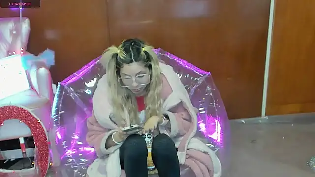 Snapshot of Skinygirl chatting on 03/22/26, 11:52 Skinygirl online show from 03/22/26, 11:52