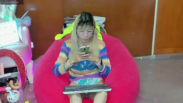 Snapshot of Skinygirl chatting on 04/06/26, 10:54 Skinygirl online show from 04/06/26, 10:54