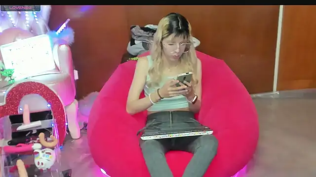 Snapshot of Skinygirl chatting on 04/08/26, 11:27 Skinygirl online show from 04/08/26, 11:27