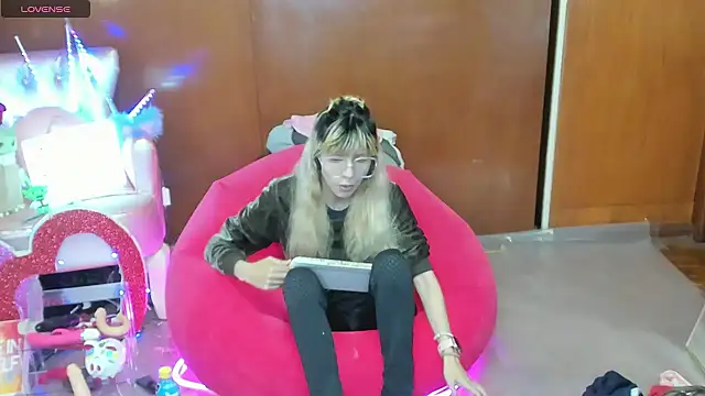 Snapshot of Skinygirl chatting on 04/15/26, 10:21 Skinygirl online show from 04/15/26, 10:21