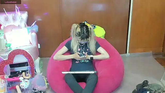 Snapshot of Skinygirl chatting on 04/16/26, 10:45 Skinygirl online show from 04/16/26, 10:45