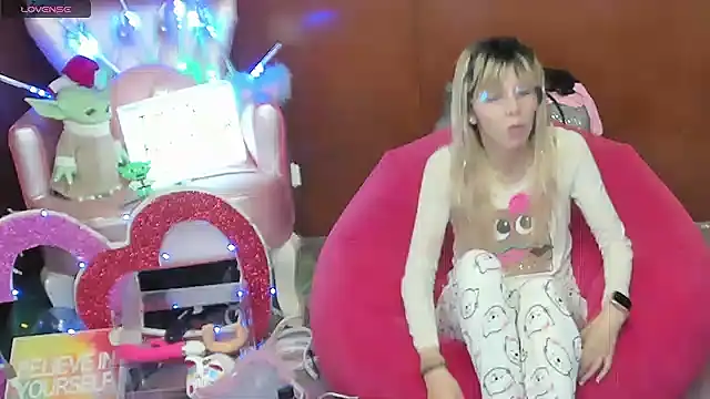 Snapshot of Skinygirl chatting on 04/24/26, 10:23 Skinygirl online show from 04/24/26, 10:23