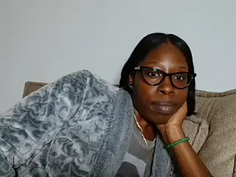 Snapshot of MadamIndigo chatting on 11/19/25, 04:01 MadamIndigo online show from 11/19/25, 04:01