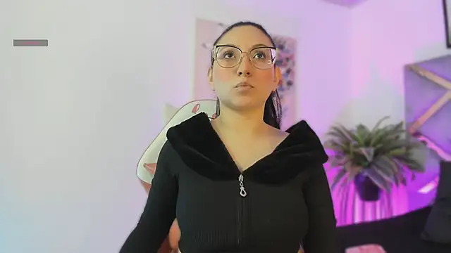 Snapshot of lucy_neil chatting on 12/23/25, 02:31 lucy neil online show from 12/23/25, 02:31