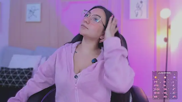 Snapshot of lucy_neil chatting on 02/20/26, 02:41 lucy neil online show from 02/20/26, 02:41