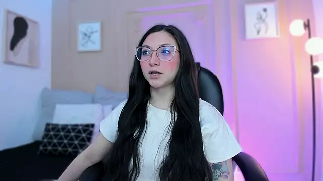 Snapshot of lucy_neil chatting on 02/26/26, 02:32 lucy neil online show from 02/26/26, 02:32