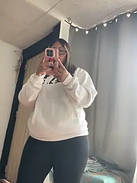 Snapshot of isabellaa_3 chatting on 04/28/26, 08:25 isabellaa 3 online show from 04/28/26, 08:25