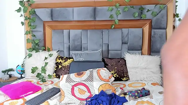 BellaKarla online show from 03/10/25, 07:50