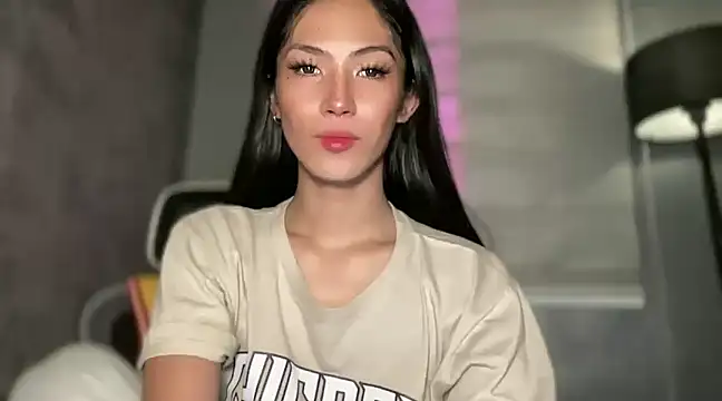 Snapshot of Bella_Gordon chatting on 12/14/24, 04:56 Bella Gordon online show from 12/14/24, 04:56