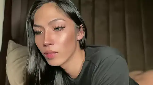 Snapshot of Bella_Gordon chatting on 12/21/24, 10:30 Bella Gordon online show from 12/21/24, 10:30