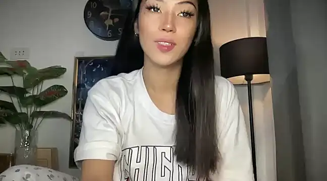 Snapshot of Bella_Gordon chatting on 02/16/25, 10:32 Bella Gordon online show from 02/16/25, 10:32