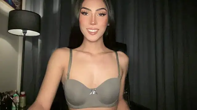 Snapshot of Bella_Gordon chatting on 09/13/25, 01:00 Bella Gordon online show from 09/13/25, 01:00