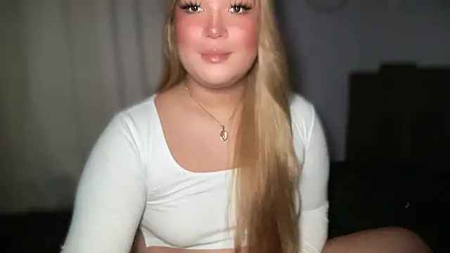 Snapshot of MissCataleyaxxx chatting on 10/17/25, 01:42 MissCataleyaxxx online show from 10/17/25, 01:42