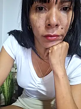 Snapshot of Doll_Loren chatting on 02/17/25, 04:37 Doll Loren online show from 02/17/25, 04:37