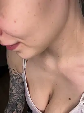 Snapshot of _D_Love_ chatting on 12/26/24, 04:04 D Love online show from 12/26/24, 04:04