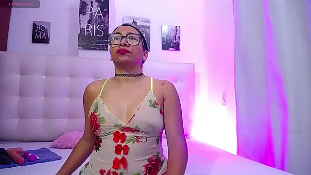 Snapshot of hornywife_ chatting on 03/12/25, 12:47 hornywife online show from 03/12/25, 12:47