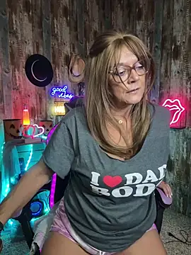 Snapshot of cowgirlc chatting on 10/11/25, 02:44 cowgirlc online show from 10/11/25, 02:44