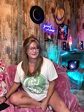 Snapshot of cowgirlc chatting on 11/06/25, 02:45 cowgirlc online show from 11/06/25, 02:45