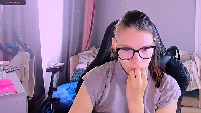 Snapshot of MollyLollipop chatting on 04/27/26, 03:04 MollyLollipop online show from 04/27/26, 03:04