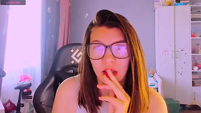 Snapshot of MollyLollipop chatting on 06/03/26, 03:31 MollyLollipop online show from 06/03/26, 03:31