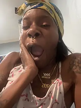 Snapshot of mscheeeexs chatting on 04/08/26, 11:43 mscheeeexs online show from 04/08/26, 11:43