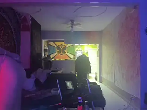 Snapshot of slankecrosdresser chatting on 12/11/24, 10:14 slankecrosdresser online show from 12/11/24, 10:14