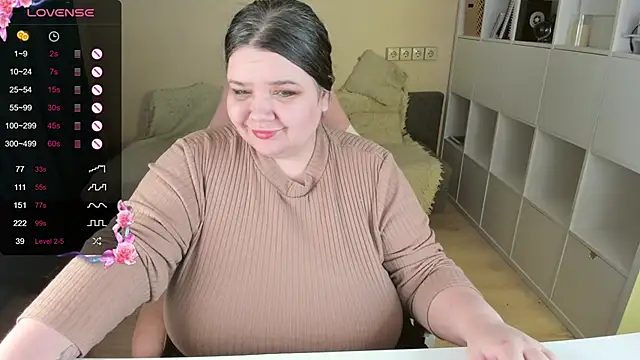 Snapshot of PlumPie chatting on 12/14/25, 12:05 PlumPie online show from 12/14/25, 12:05