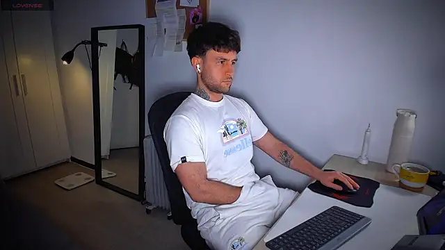 Snapshot of HonestAndrew chatting on 02/10/26, 08:24 HonestAndrew online show from 02/10/26, 08:24