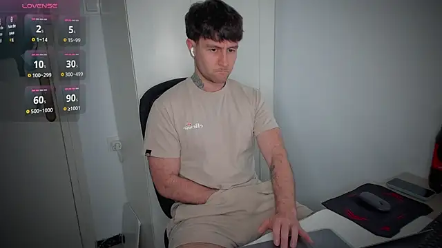 Snapshot of HonestAndrew chatting on 04/01/26, 02:25 HonestAndrew online show from 04/01/26, 02:25