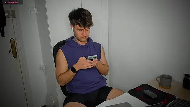 Snapshot of HonestAndrew chatting on 04/08/26, 02:28 HonestAndrew online show from 04/08/26, 02:28