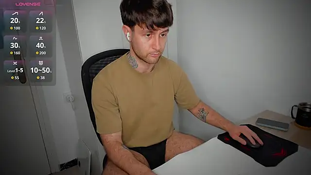 Snapshot of HonestAndrew chatting on 04/09/26, 06:35 HonestAndrew online show from 04/09/26, 06:35