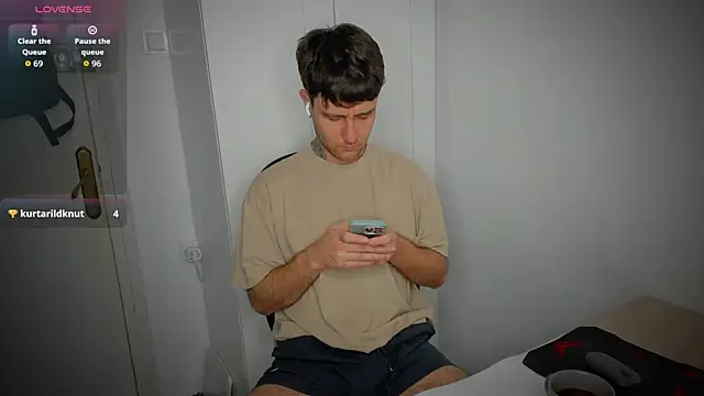 Snapshot of HonestAndrew chatting on 04/12/26, 05:01 HonestAndrew online show from 04/12/26, 05:01