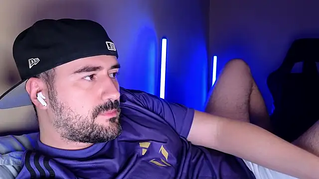 Snapshot of DominantTheo chatting on 04/15/26, 03:24 DominantTheo online show from 04/15/26, 03:24