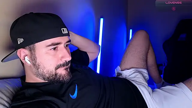 Snapshot of DominantTheo chatting on 04/21/26, 04:41 DominantTheo online show from 04/21/26, 04:41