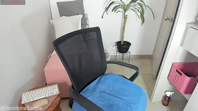 Victoriasant online show from 10/19/25, 03:18