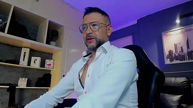 Snapshot of MrFrank_tattoo chatting on 11/06/25, 12:17 MrFrank tattoo online show from 11/06/25, 12:17