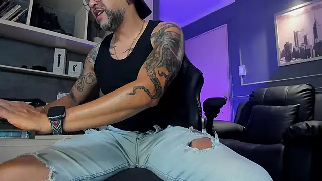 Snapshot of MrFrank_tattoo chatting on 11/11/25, 02:22 MrFrank tattoo online show from 11/11/25, 02:22