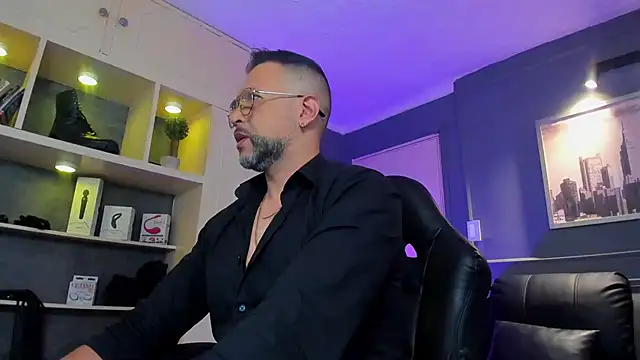 Snapshot of MrFrank_tattoo chatting on 11/18/25, 11:47 MrFrank tattoo online show from 11/18/25, 11:47