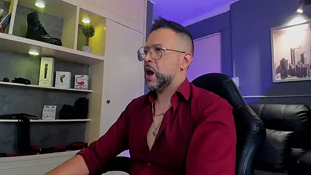 Snapshot of MrFrank_tattoo chatting on 11/21/25, 12:37 MrFrank tattoo online show from 11/21/25, 12:37