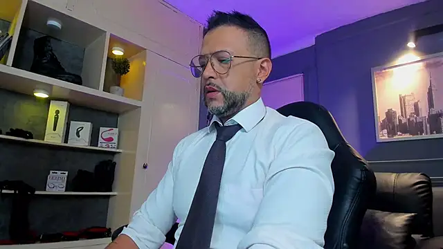 Snapshot of MrFrank_tattoo chatting on 11/25/25, 11:54 MrFrank tattoo online show from 11/25/25, 11:54