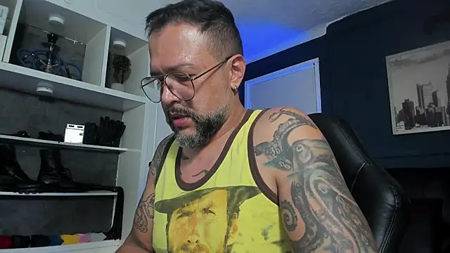 Snapshot of MrFrank_tattoo chatting on 06/23/26, 01:14 MrFrank tattoo online show from 06/23/26, 01:14