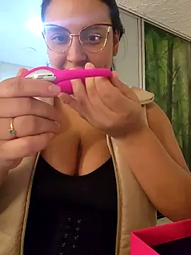 Snapshot of LizzRouse chatting on 03/05/26, 06:48 LizzRouse online show from 03/05/26, 06:48