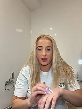 Snapshot of Strongqueen chatting on 04/18/26, 06:01 Strongqueen online show from 04/18/26, 06:01