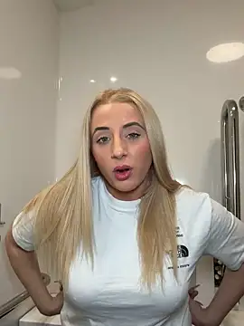 Snapshot of Strongqueen chatting on 04/18/26, 07:18 Strongqueen online show from 04/18/26, 07:18