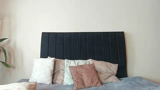 Isa And Natasha online show from 02/20/25, 03:30