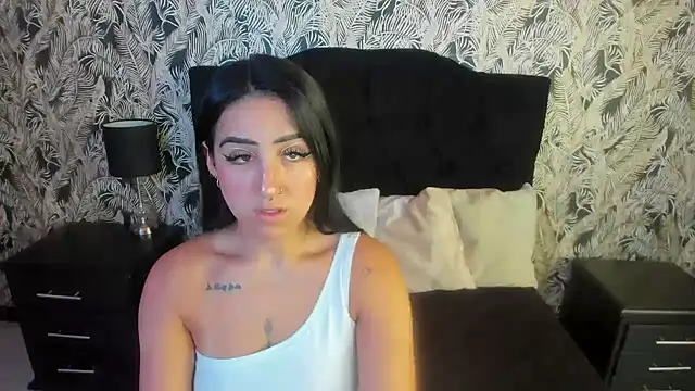 Snapshot of Isa_And_Natasha chatting on 04/16/26, 01:23 Isa And Natasha online show from 04/16/26, 01:23