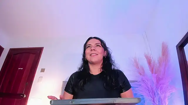 Snapshot of Amber__Davis chatting on 02/03/25, 09:18 Amber Davis online show from 02/03/25, 09:18