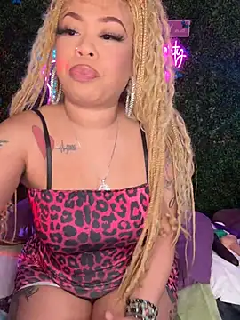 Snapshot of ThickAssRena chatting on 05/16/26, 01:02 ThickAssRena online show from 05/16/26, 01:02