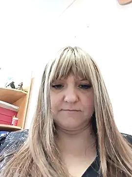 Snapshot of Office_Albertina chatting on 02/18/25, 01:21 Office Albertina online show from 02/18/25, 01:21